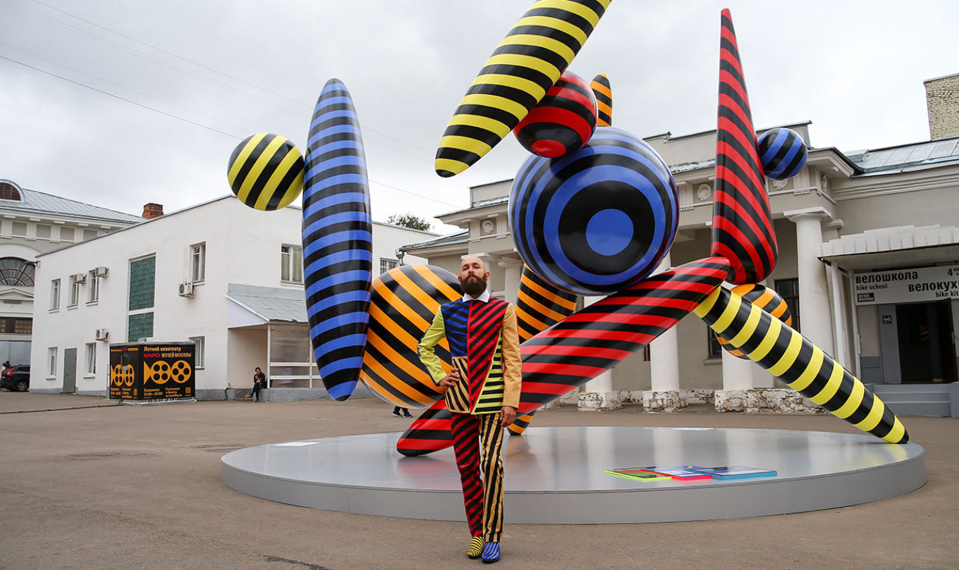 Patung Roman Yermakov dari "Menari abu dari dimensi kelima" seri di halaman Museum Moskow.  Sergei Vedyashkin / Kantor Berita Moskva