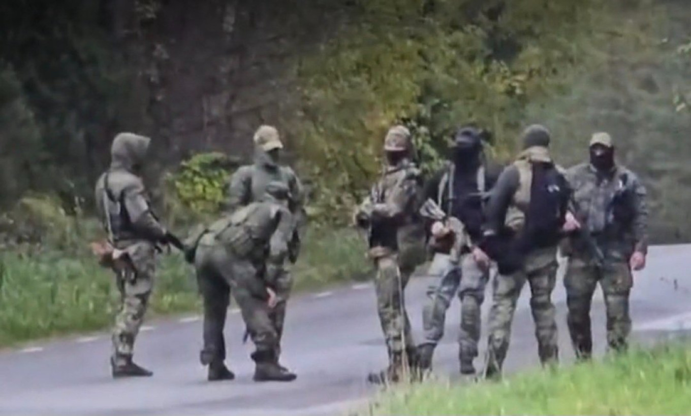 Estonia closed its road through the Saatse Boot after a group of armed, masked Russian men were spotted there last week. Screenshot
