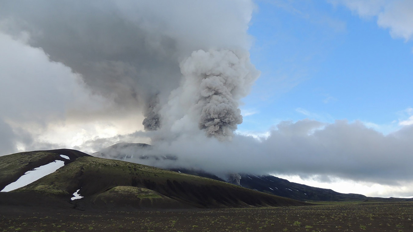 The erupting Krasheninnikov volcano. Natalya Akbirova / Kronotsky Nature Reserve / TASS