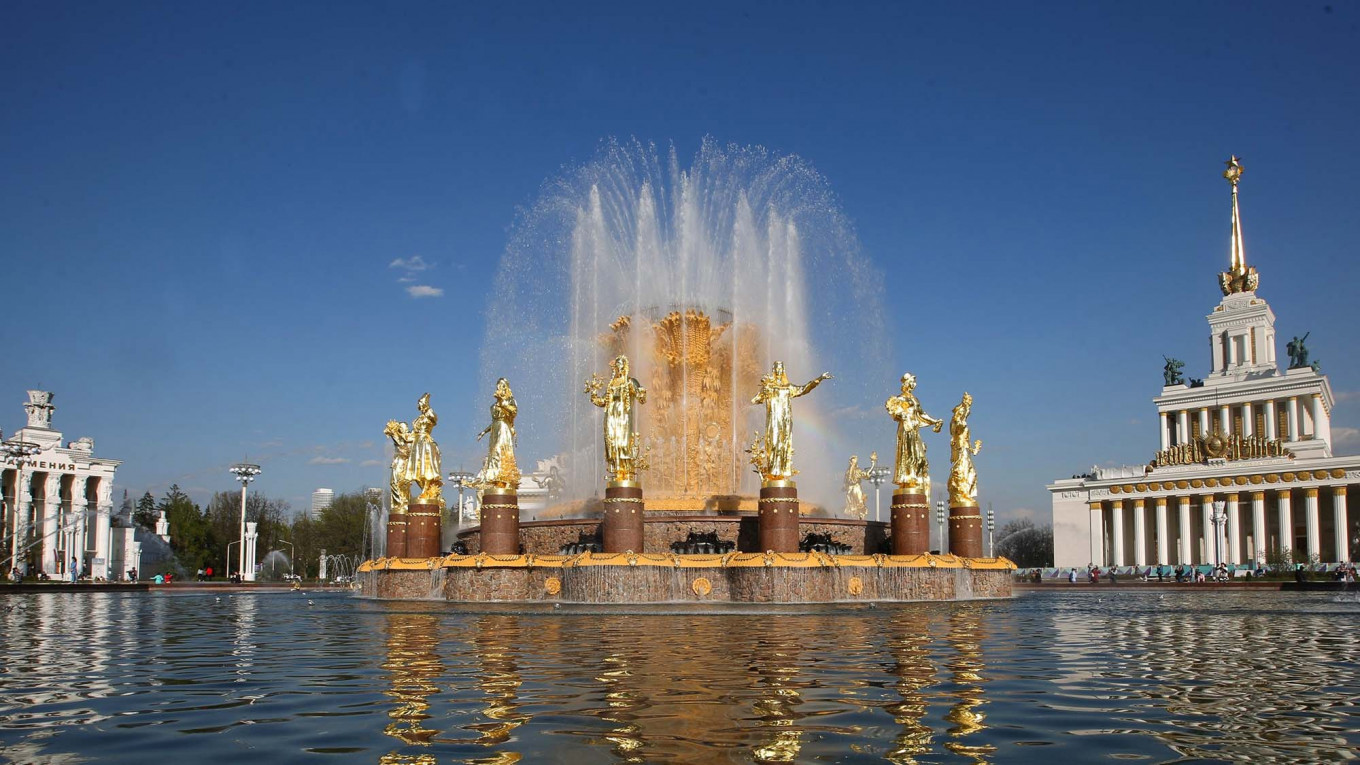 Moscow Kicks Off Fountain Season - The Moscow Times