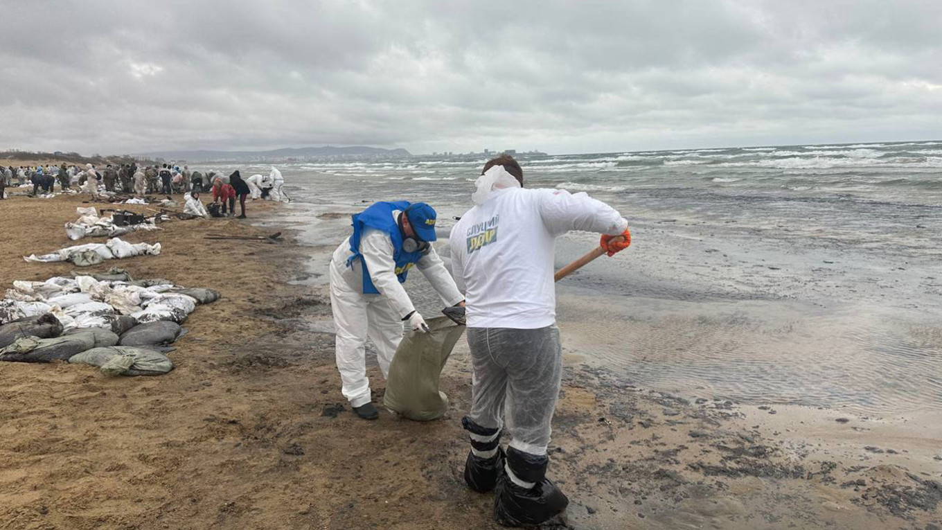 
					Volunteers clean fuel oil on the Anapa coast in December 2024.					 					Ldpr.ru				