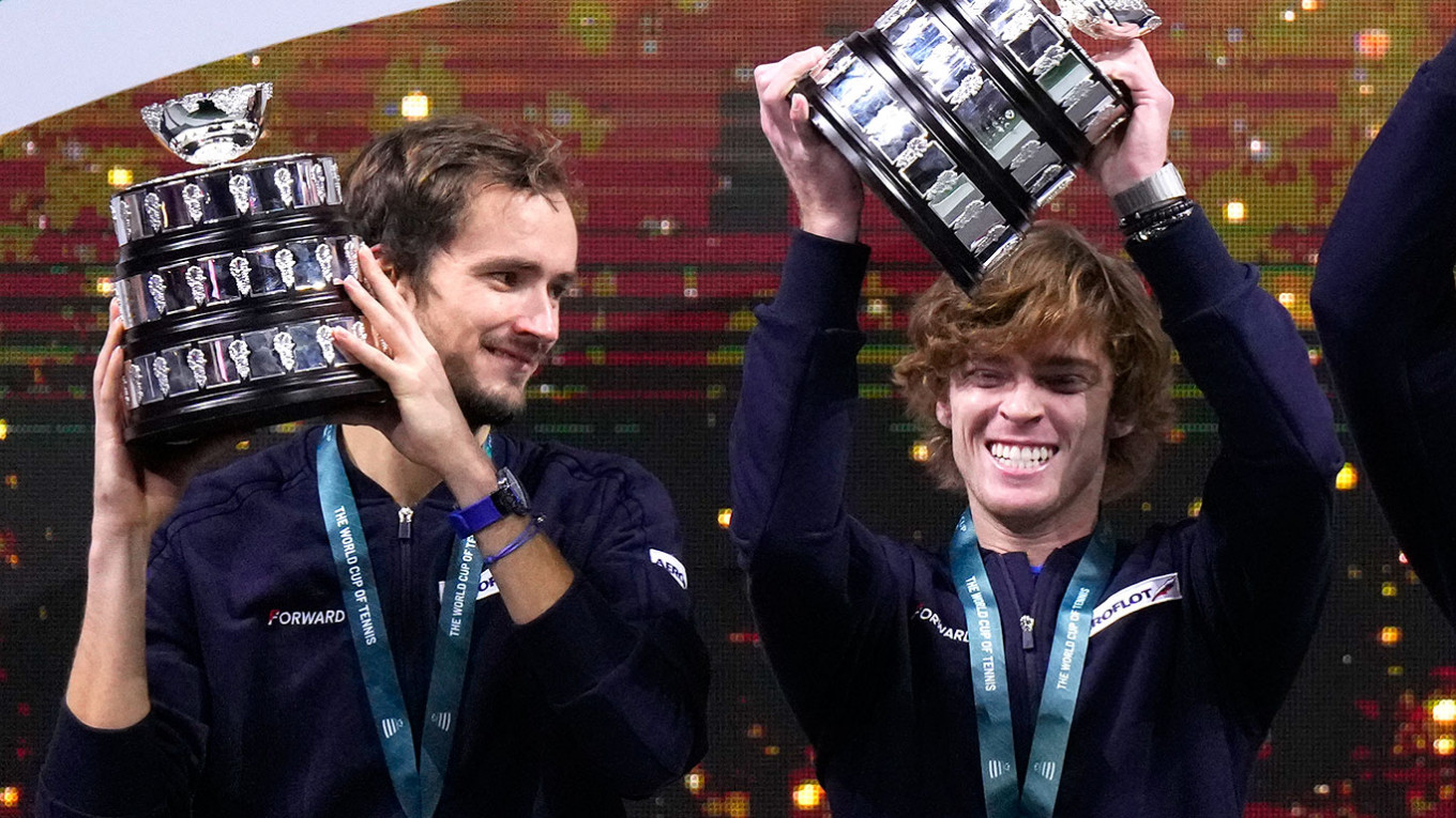 Andrey Rublev dari Federasi Tenis Rusia, kiri, dan Daniil Medvedev merayakan kemenangan Piala Davis.  Manu Fernandez/AP/TASS