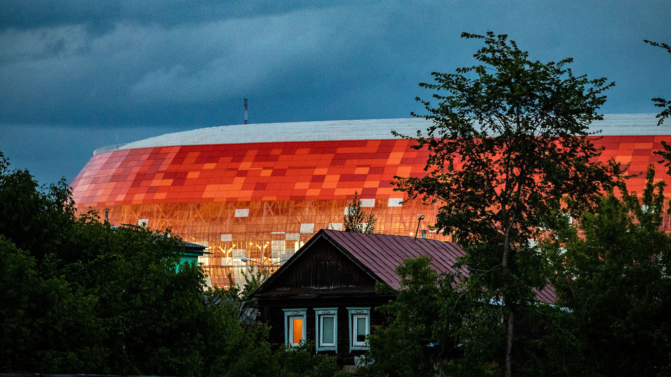 Stadion ini dirancang dengan warna jingga cerah, merujuk pada pentingnya matahari dalam kepercayaan tradisional kelompok etnis Mordvin setempat.  Stanislav Krasilnikov / TASS