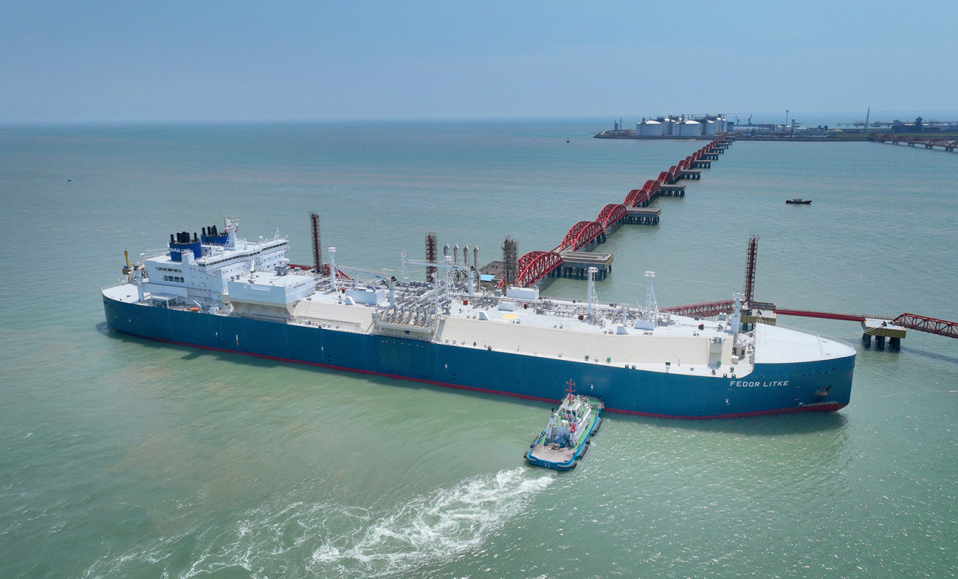 
					A LNG tanker Fedor Litke in the Chinese port of Nantong.					 					Visual China Group / TASS				
