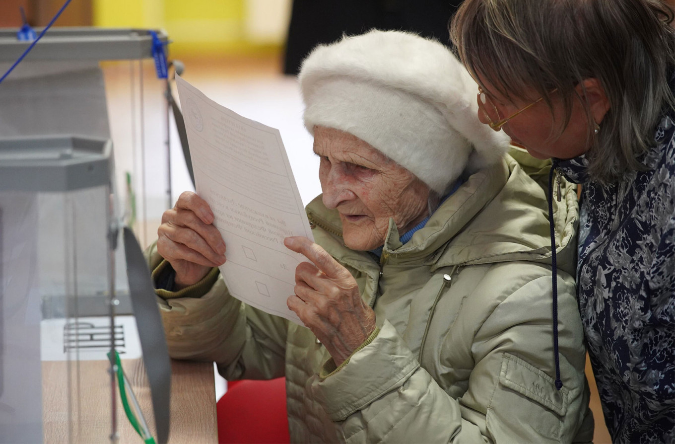 
					Voting at the DNR's embassy in Moscow.					 					Alexander Avilov / Moskva News Agency				