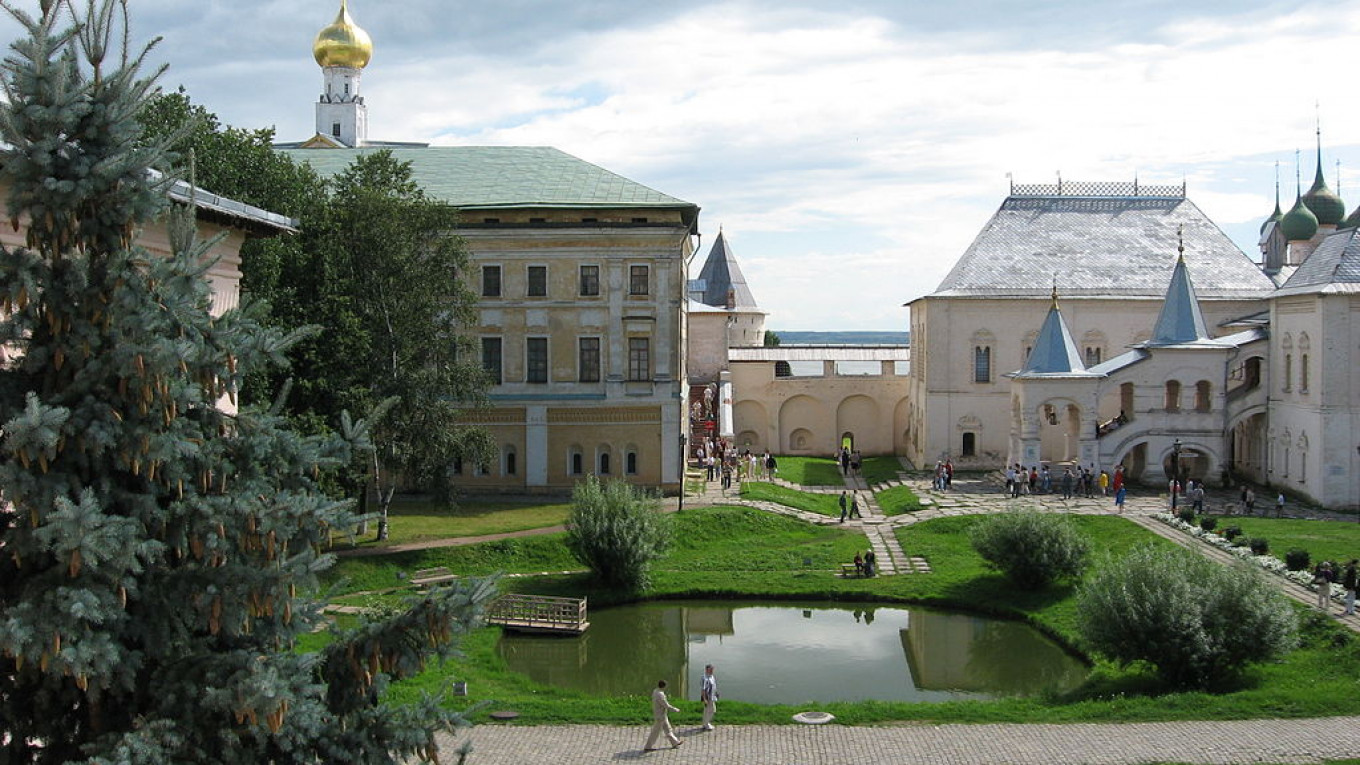 
					Inside the Rostov Kremlin					 					Wikicommons				