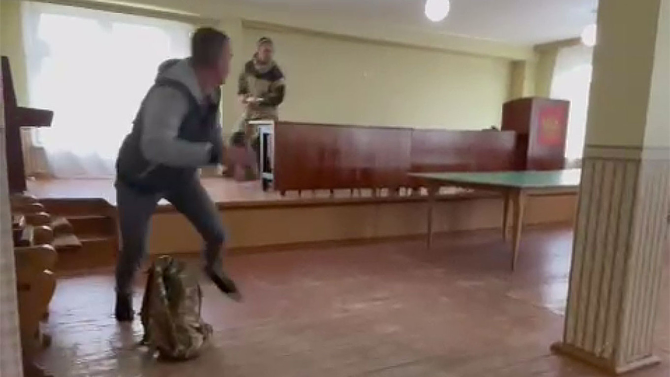 Footage from Monday's shooting at a military draft office in Siberia. t.me/Taygainfo