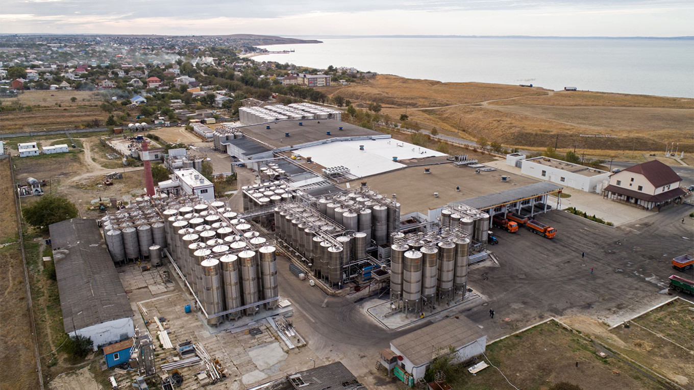 
					Reservoirs at the Taman separate winemaking unit of the Kuban-Vino winery, a subsidiary of the Ariant Wine Company.					 					Alexander Ryumin / TASS				