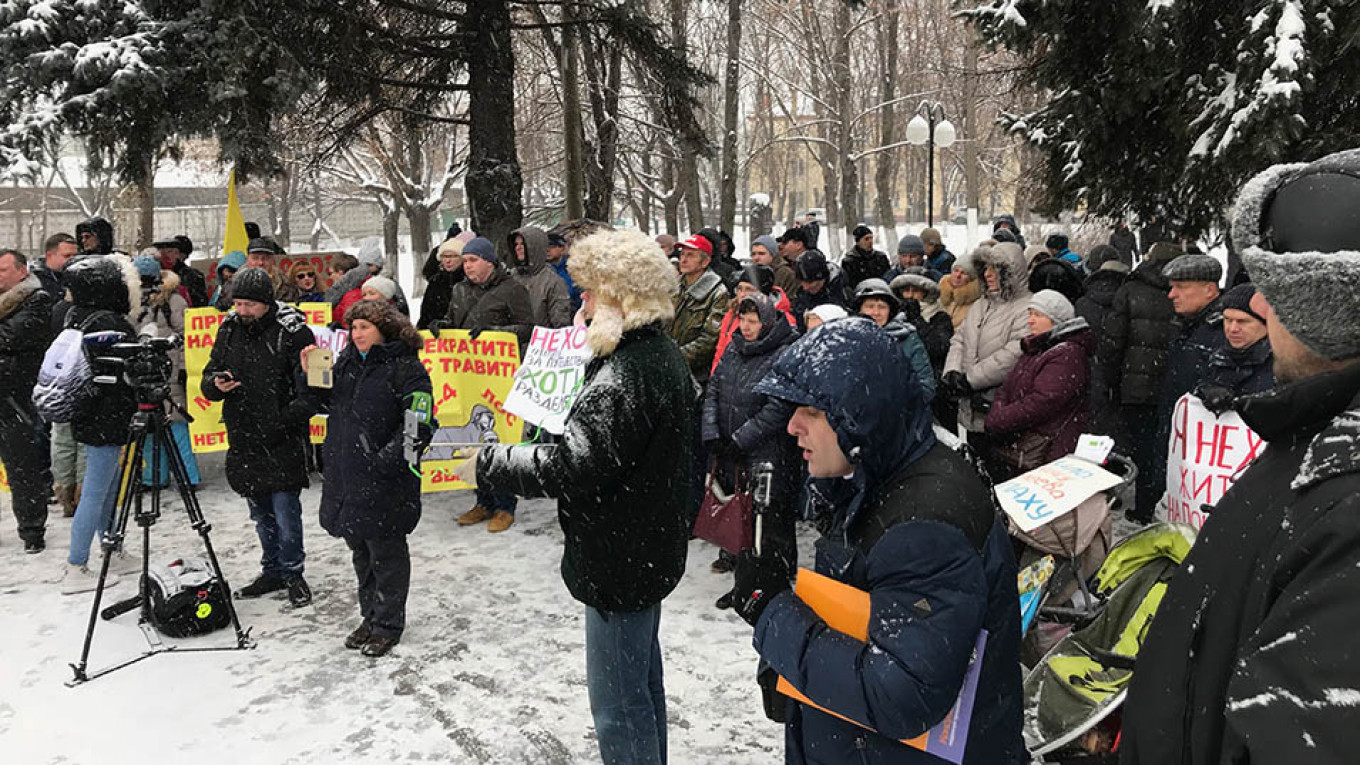 
					At the demonstration outside Moscow, protesters held signs which read, "Russia is not a dump."					 					Evan Gershkovich				