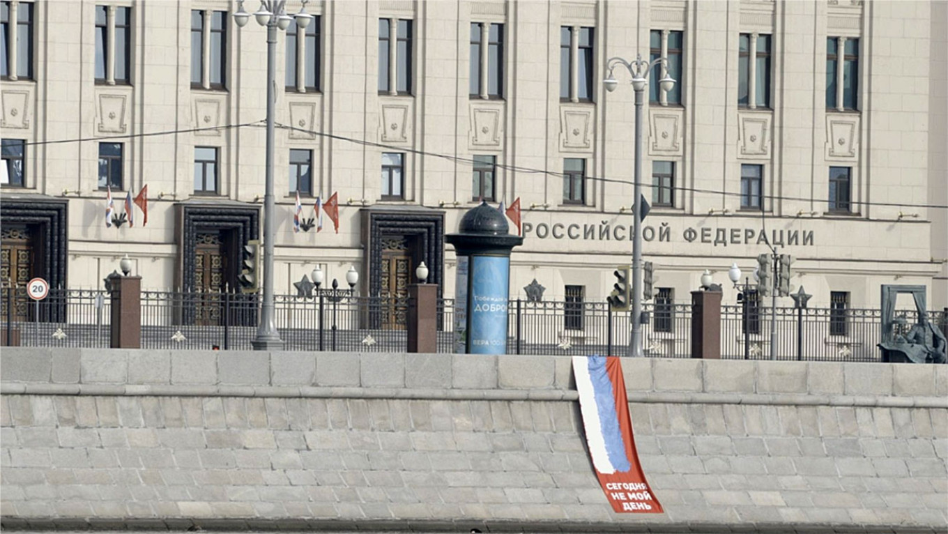 
					"Today is not my day" unfurled in front of Russian Ministry of Defense					 					Novaya gazeta.eu				