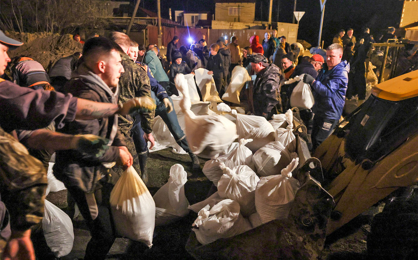 
					People lay sandbags in Galkinskaya Street in Kurgan as a flood prevention measure. 					 					Donat Sorokin / TASS				