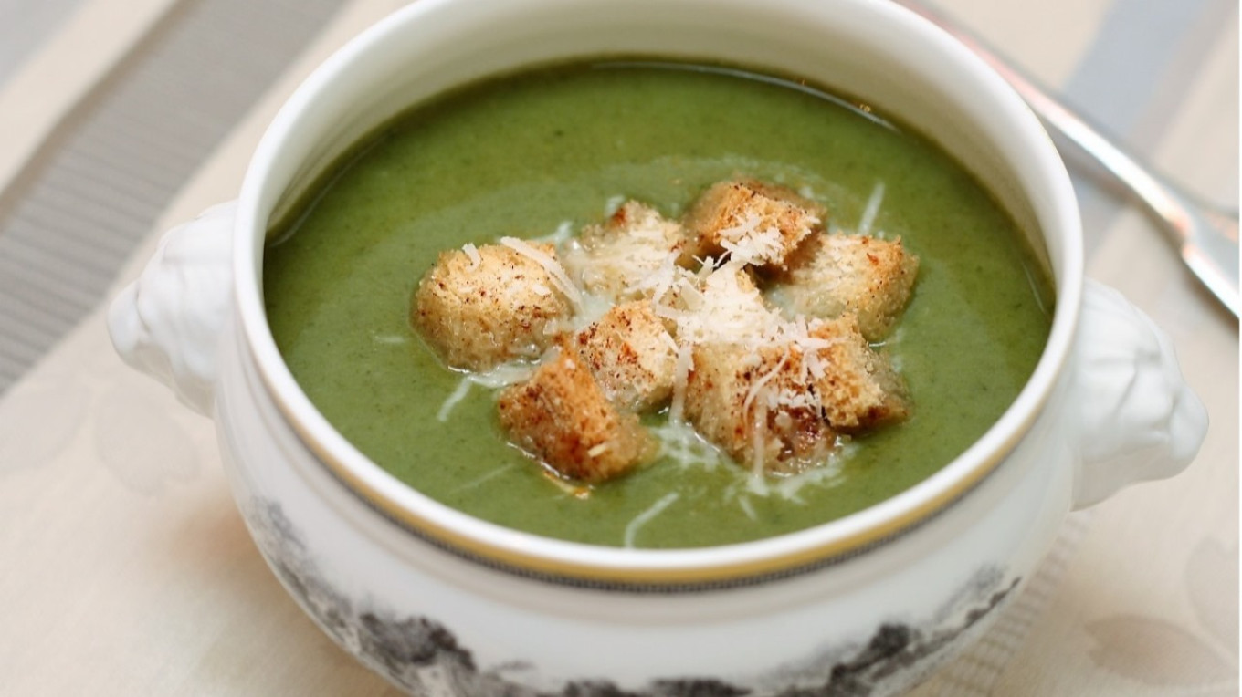 
					Pureed spinach soup with croutons.					 					Olga and Pavel Syutkin				