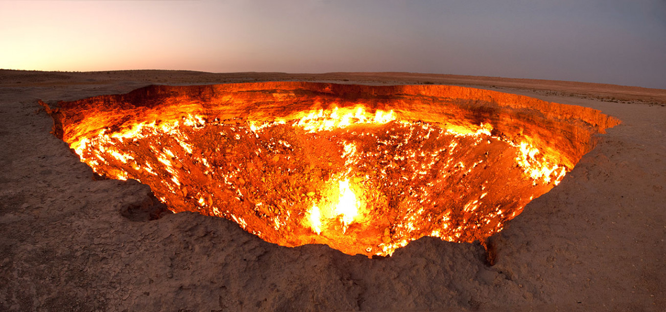
					The Darvaza gas crater.					 					Tormod Sandtorv (CC BY-SA 2.0)				