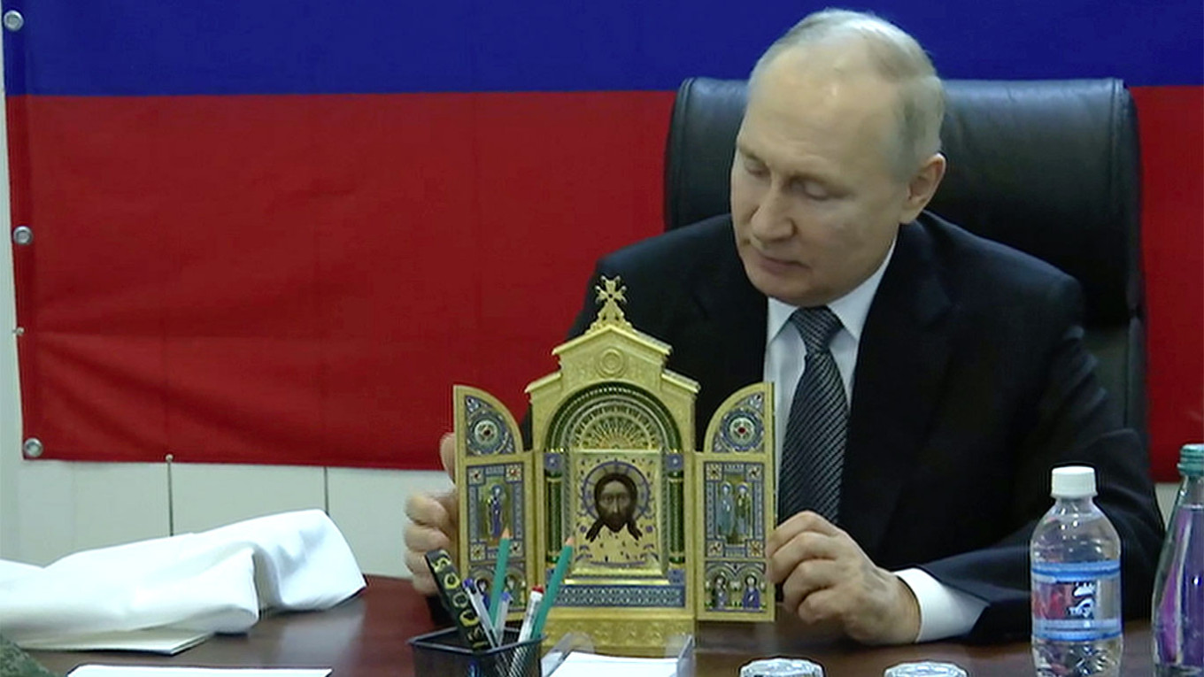 
					During his visit, Putin wished the military a happy Easter and gifted commanders a copy of an icon.					 					kremlin.ru				
