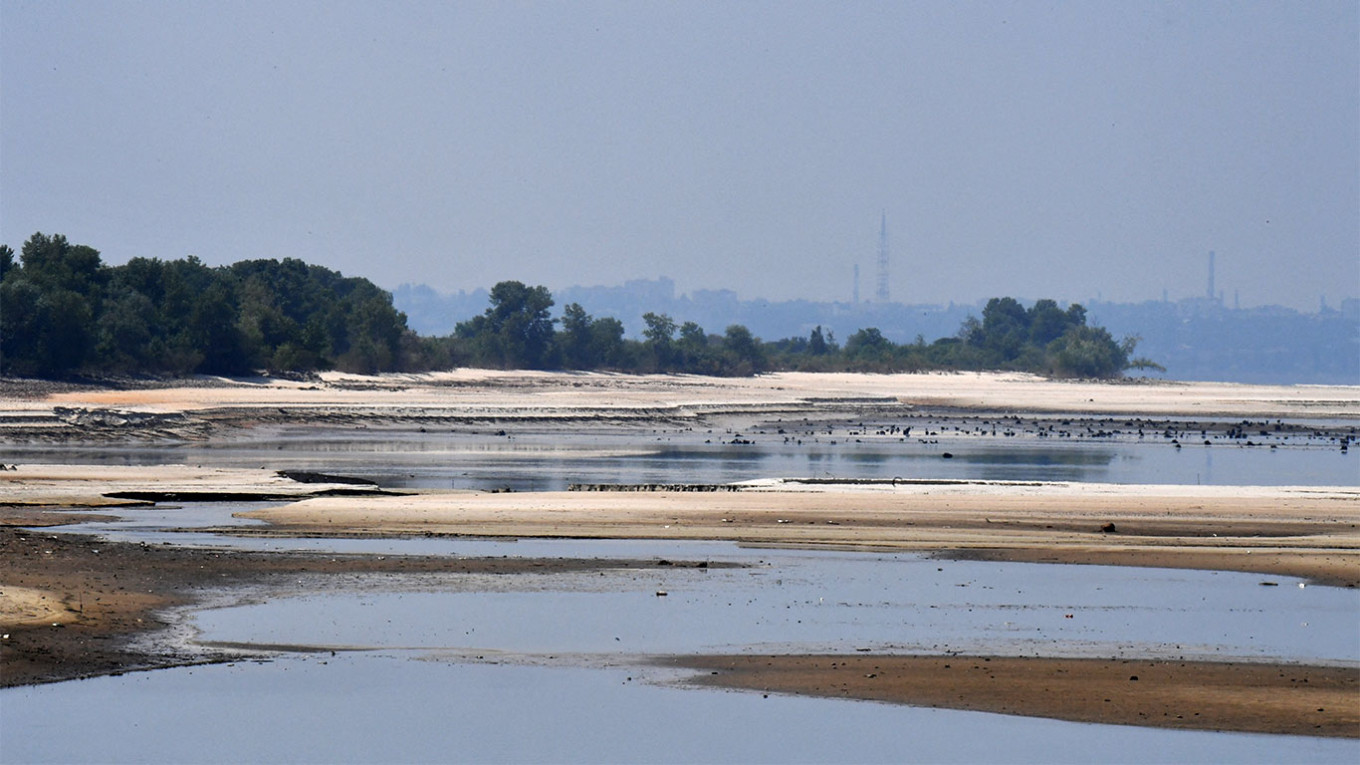 Pemandangan waduk Kakhovka di dekat pembangkit listrik tenaga nuklir Zaporizhzhia yang dikendalikan Rusia di Ukraina selatan.  Olga Maltseva / AFP