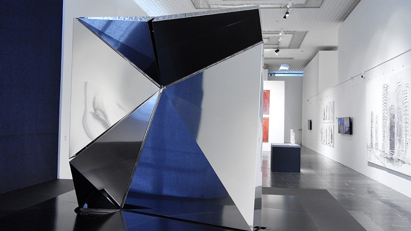 
										 					"Unfolding Square"  draws in the world and transforms it / Anastasia Zamyatina / Tretyakov Gallery				