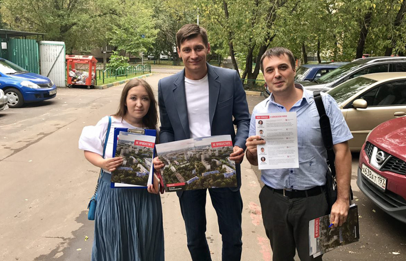 
					Opposition politician Dmitry Gudkov (center) lends his support to some of the candidates running thanks to his initiative.					 					Dmitry Gudkov HQ				