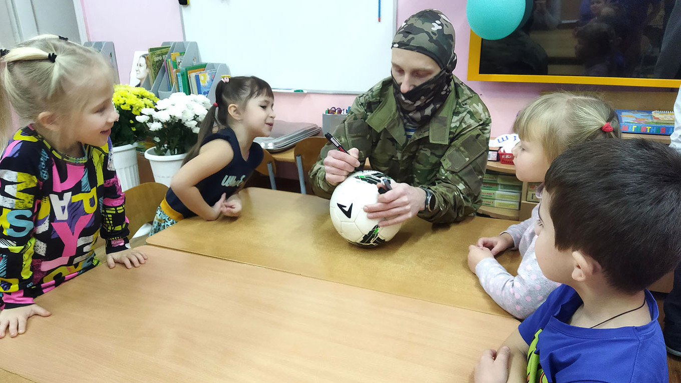 
					Preschoolers from Kindergarten No. 94 in Nizhny Novgorod received a soccer ball as a New Year’s gift from a Russian soldier.					 					Kindergarten No. 94 / VK				