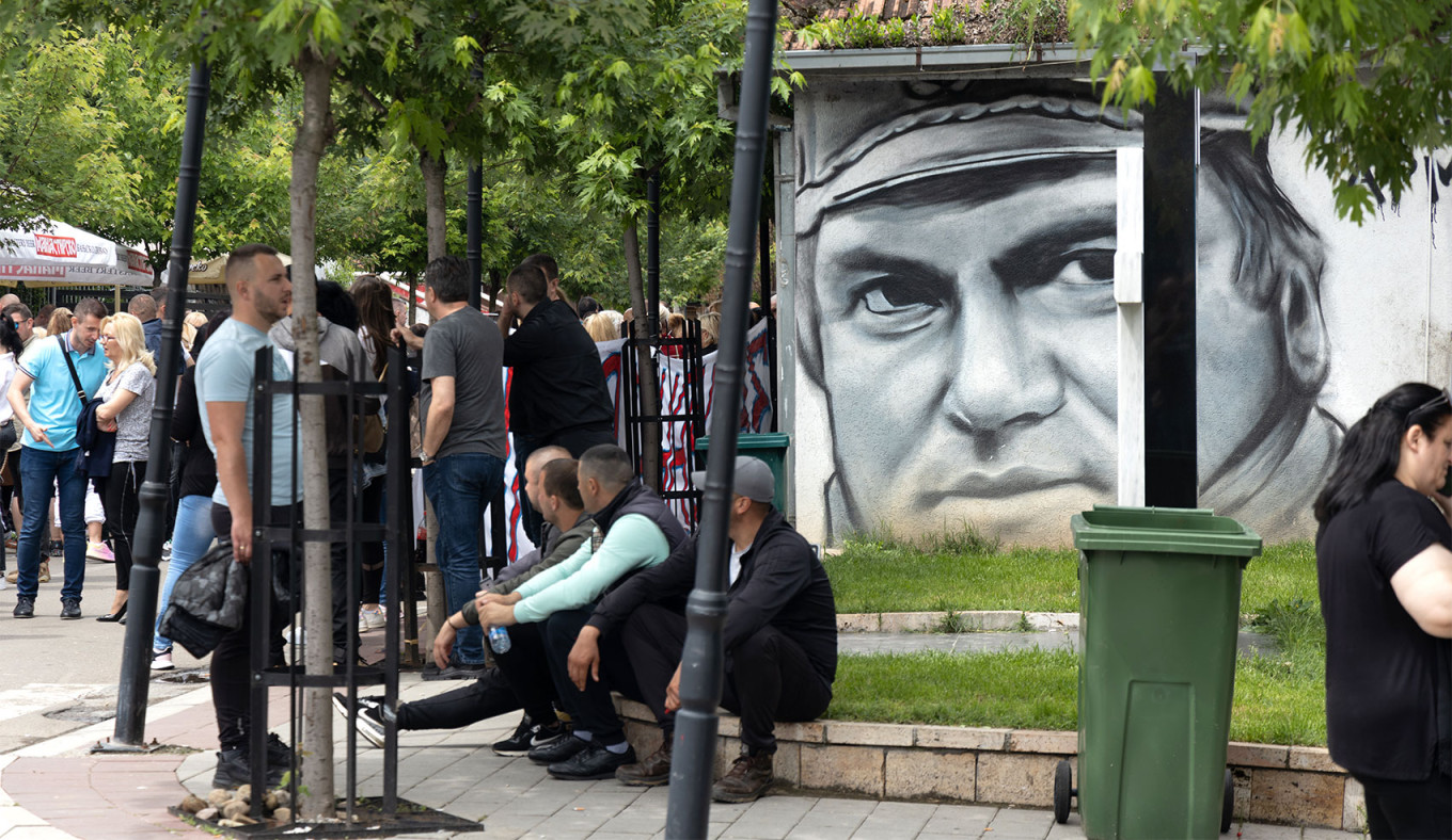
					Serb protestors in front of a Ratko Mladic mural in Zvecan, Kosovo.					 									