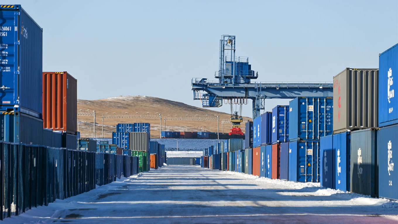 
					A container trading terminal in Russia's Zabaikalsk on the border with China.					 					Yevgeny Epanchintsev / TASS				