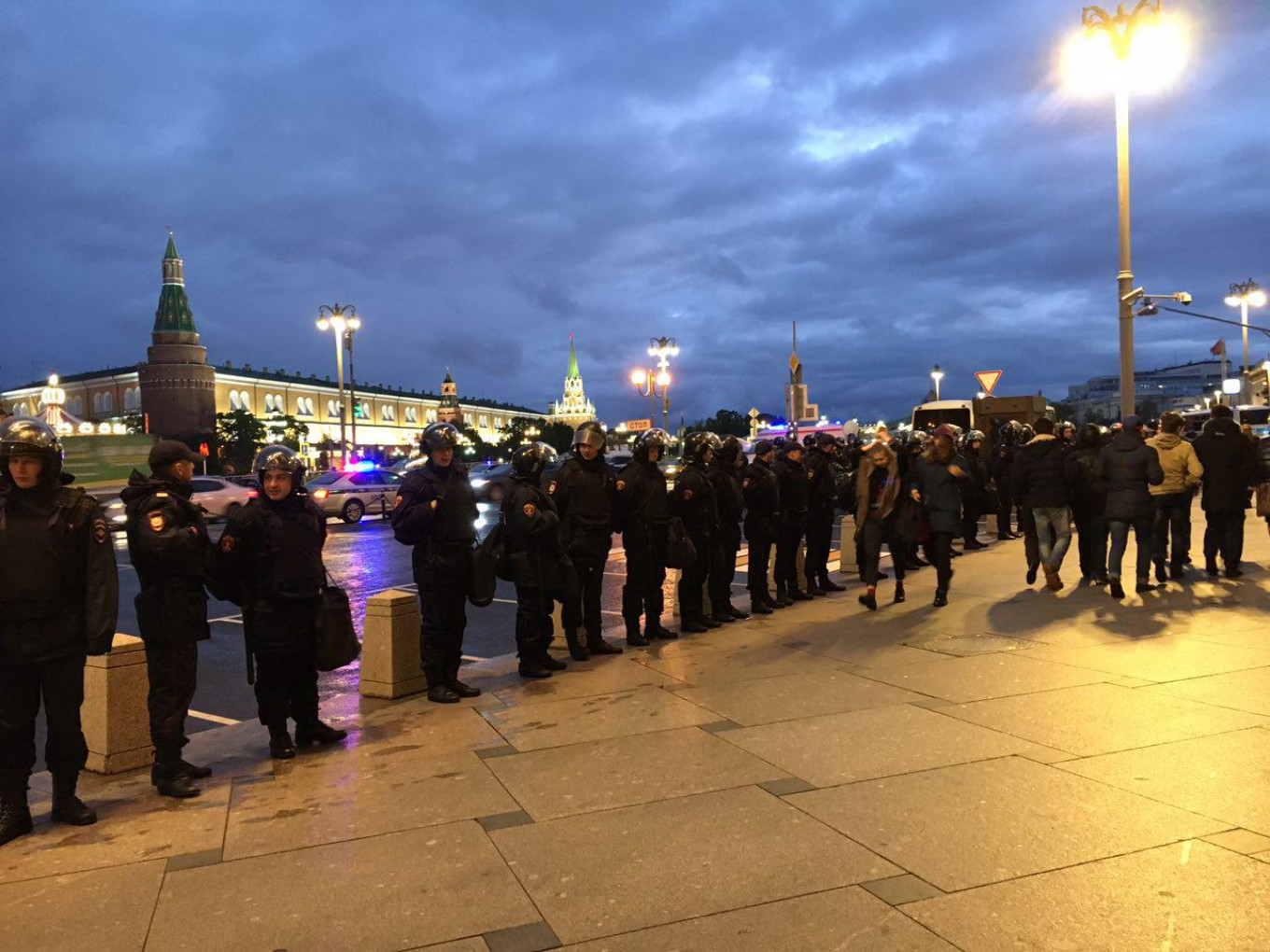 
					Riot police stands in line by the Kremlin, though most protesters have gone home.					 					Ksenia Churmanova/ For MT				