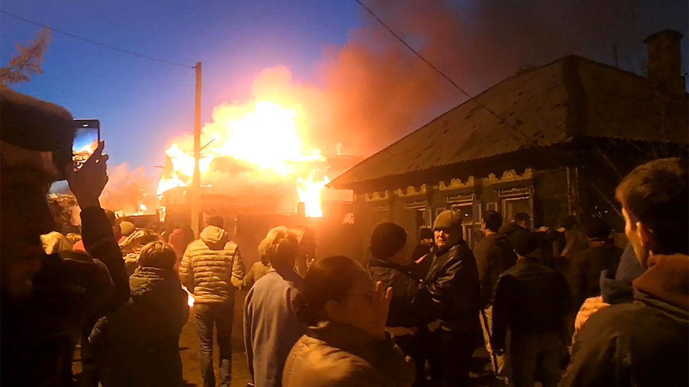 
					Fire after crash of Su-30 fighter jet in Irkutsk.					 					Dmitry Yemchuk / TASS				