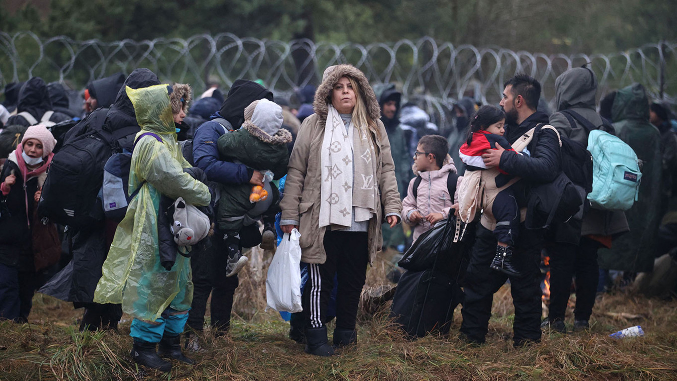 Poland Blocks Migrants at Belarus Border, Warns of &#39;Armed&#39; Escalation - The  Moscow Times