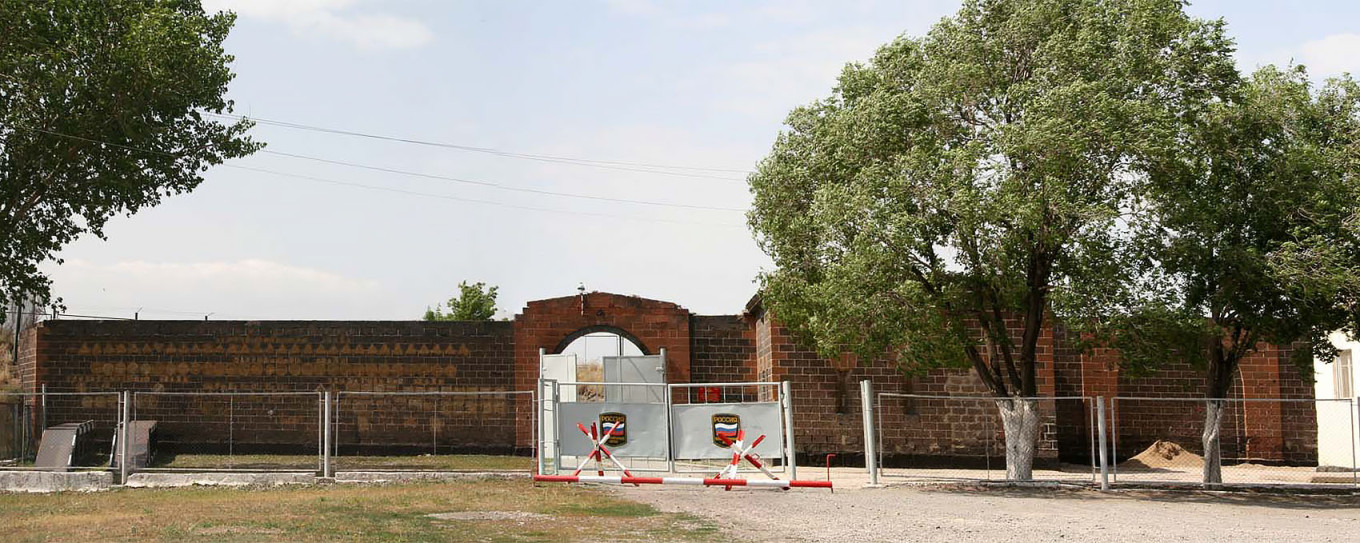 
					Gate of the Russian military base in Gyumri.					 					Billert (CC BY 3.0)				