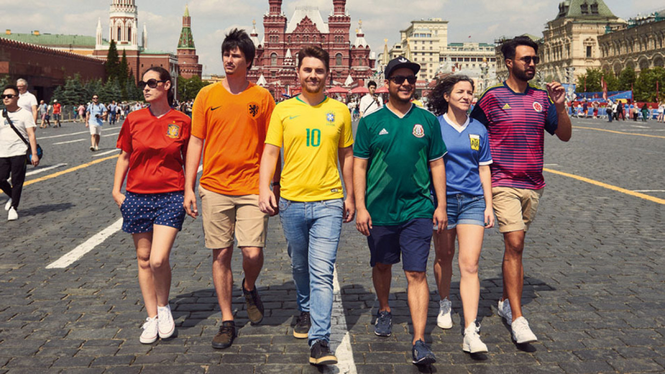 Penggemar Piala Dunia LGBT melakukan protes diam-diam di Moskow