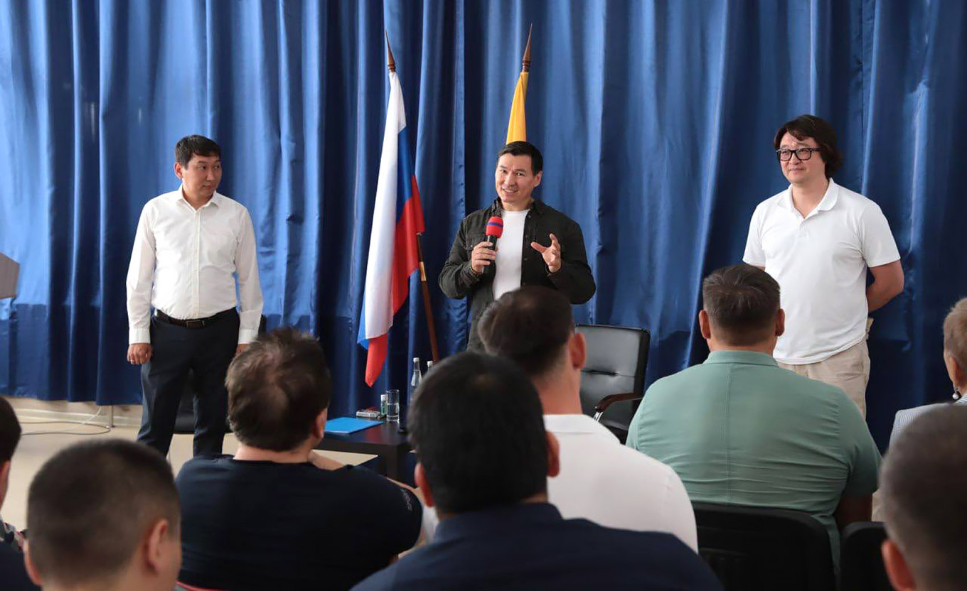 
					Kalmykia head Batu Khasikov (center) at a town hall in the region's Ketchenerovsky district.					 					glava.region08.ru				