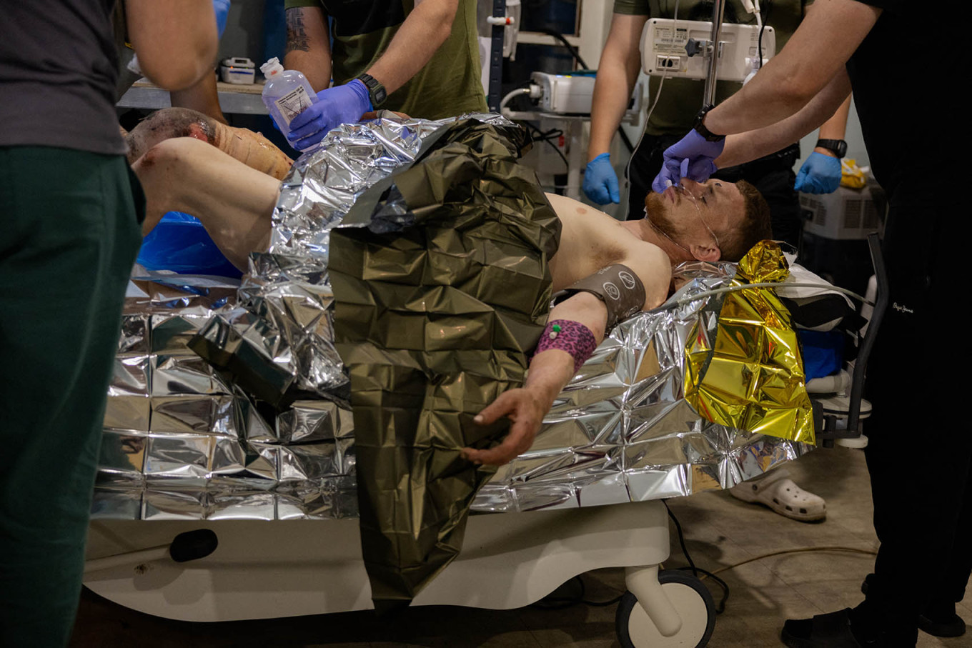 A wounded Ukrainian serviceman is treated by Ukrainian military doctors at a stabilization point of the Ulf Medical Service in the Pokrovsk direction. Tetiana Dzhafarova / AFP