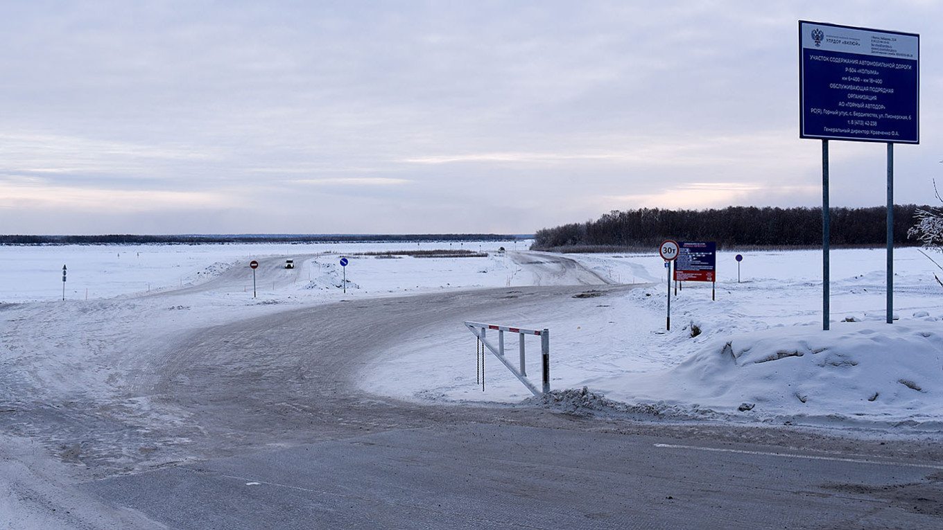
					The winter ice road across the Lena River linking Yakutsk to Nizhny Bestyakh.					 					vl.rosavtodor.gov.ru				