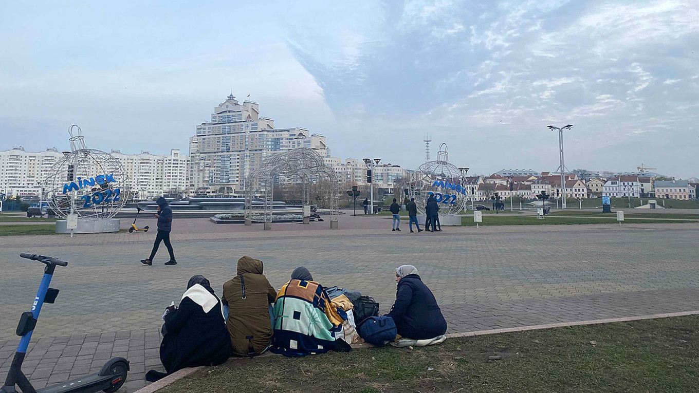 
					A group of migrant women sitting by a square in central in Minsk.					 					Pjotr Sauer / MT				