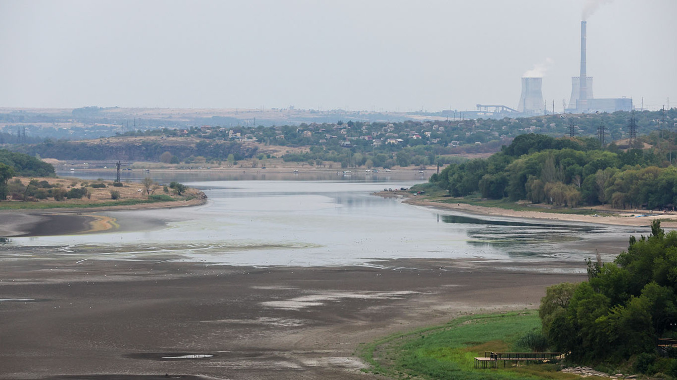 A view of the dried up Khanzhenkovskoye Reservoir in the village of Nizhnyaya Krynka. Dmitry Yagodkin / TASS