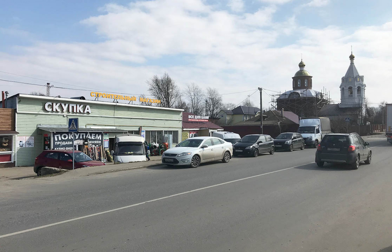 
					A pawn shop in Barybino. Lukyan's lawyer Pyotr Khromov believes Serbinov's ring may have been sold.					 					Evan Gershkovich / MT				