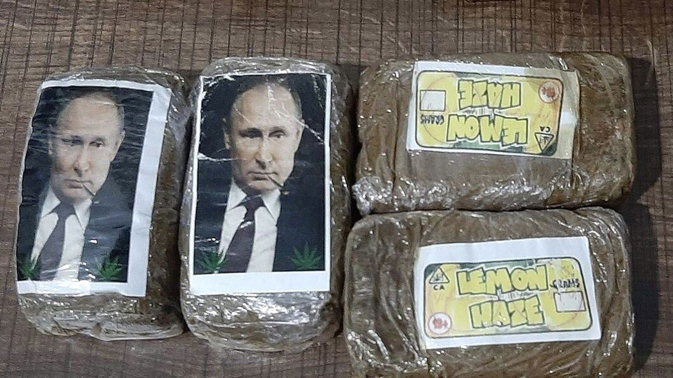 
					Photos of famous people and logos of large companies often decorate packages of smuggled drugs.					 					Amr Fatihalla / twitter				