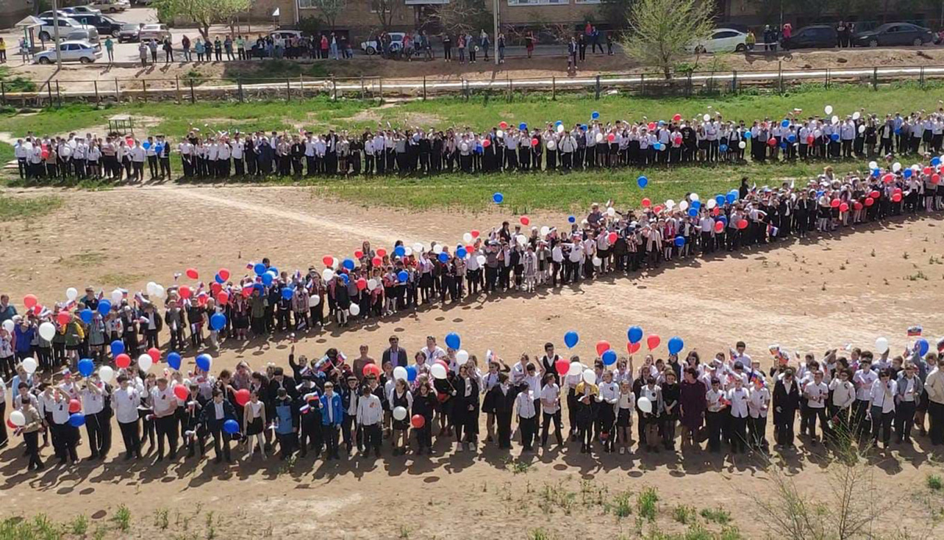 
					Schoolchildren photographed in the shape of the pro-war "Z" symbol.					 					arbuztoday.ru				