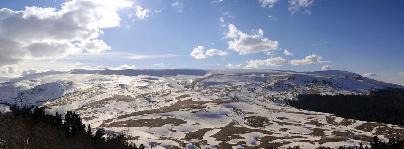 
					Lagonaki Plateau in winter.					 					RusRec13 (CC BY-SA 3.0)				