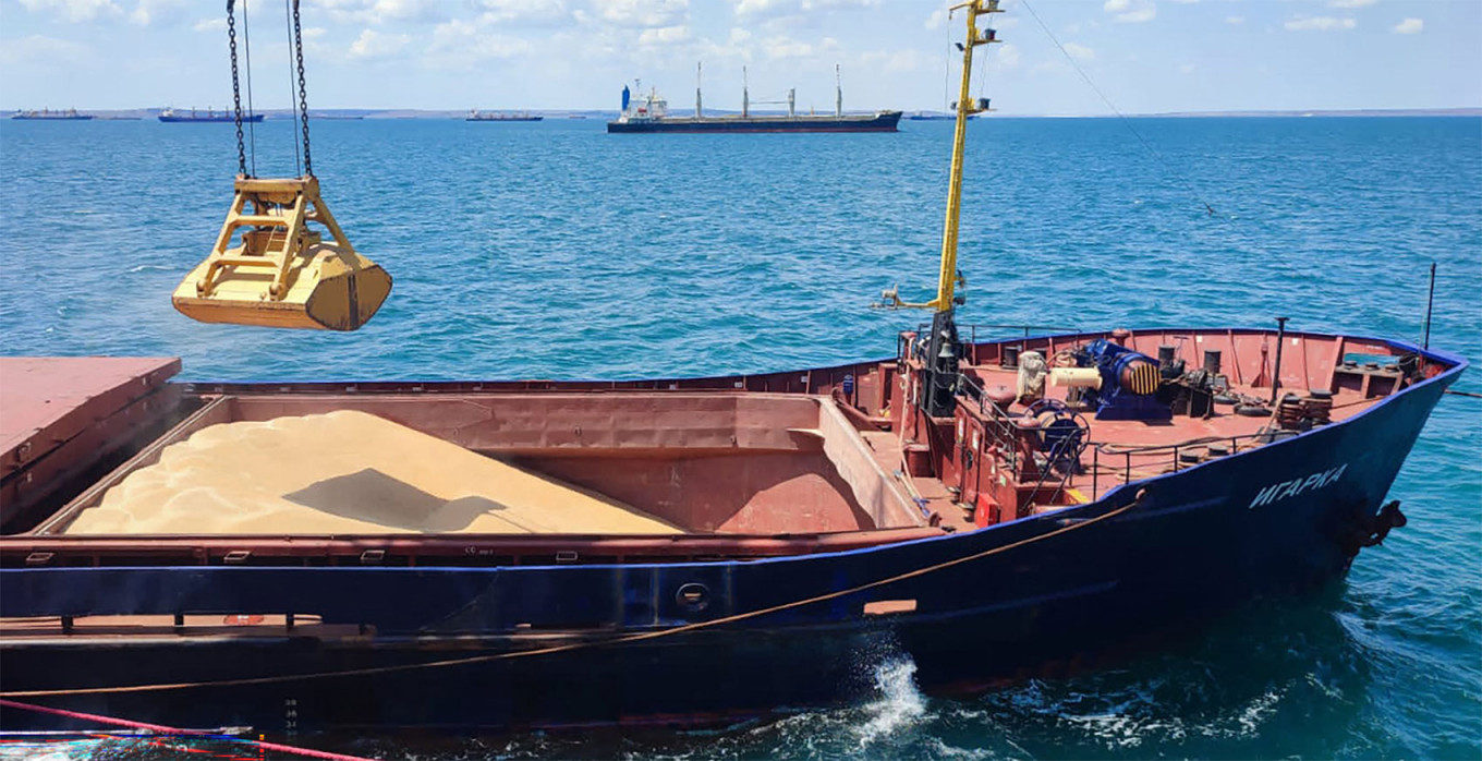 
					Grain is loaded aboard a cargo ship at the Azov Sea Port, Rostov region. 					 					AFP				