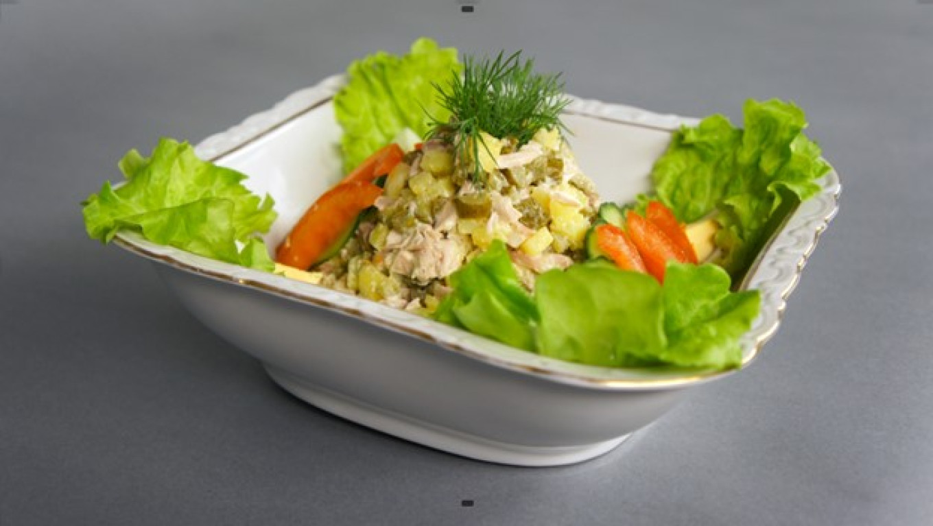 Salad Olivier versi Soviet yang dibuat pada akhir 1930-an jauh lebih sederhana daripada versi asli Pavel dan Olga Syutkin