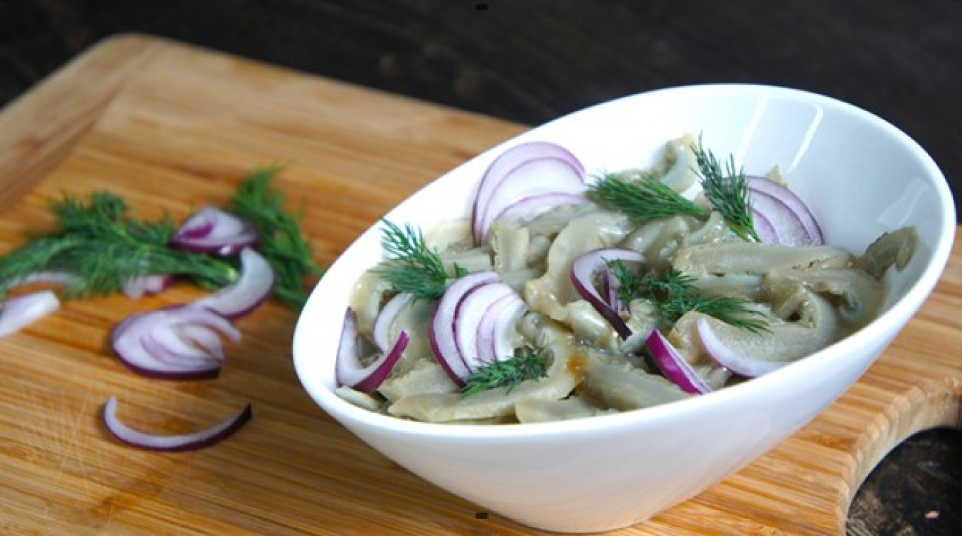 Jamur susu asin dengan bawang bombay.  Pavel dan Olga Syutkina