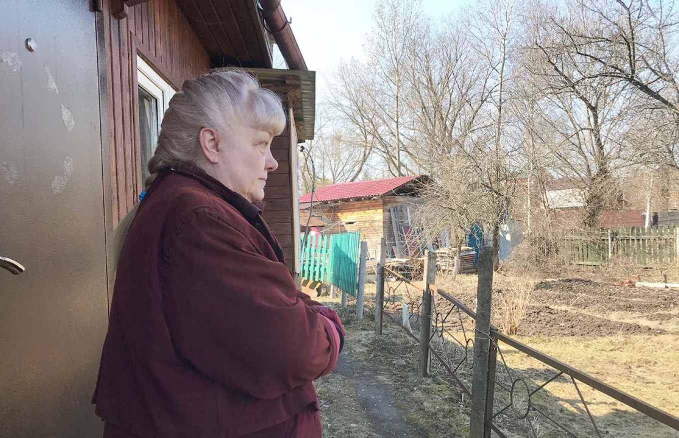 
					Lukyan's neighbor Irina Ulyanova at her house in Barybino. She believes he is innocent. 					 					Evan Gershkovich / MT				