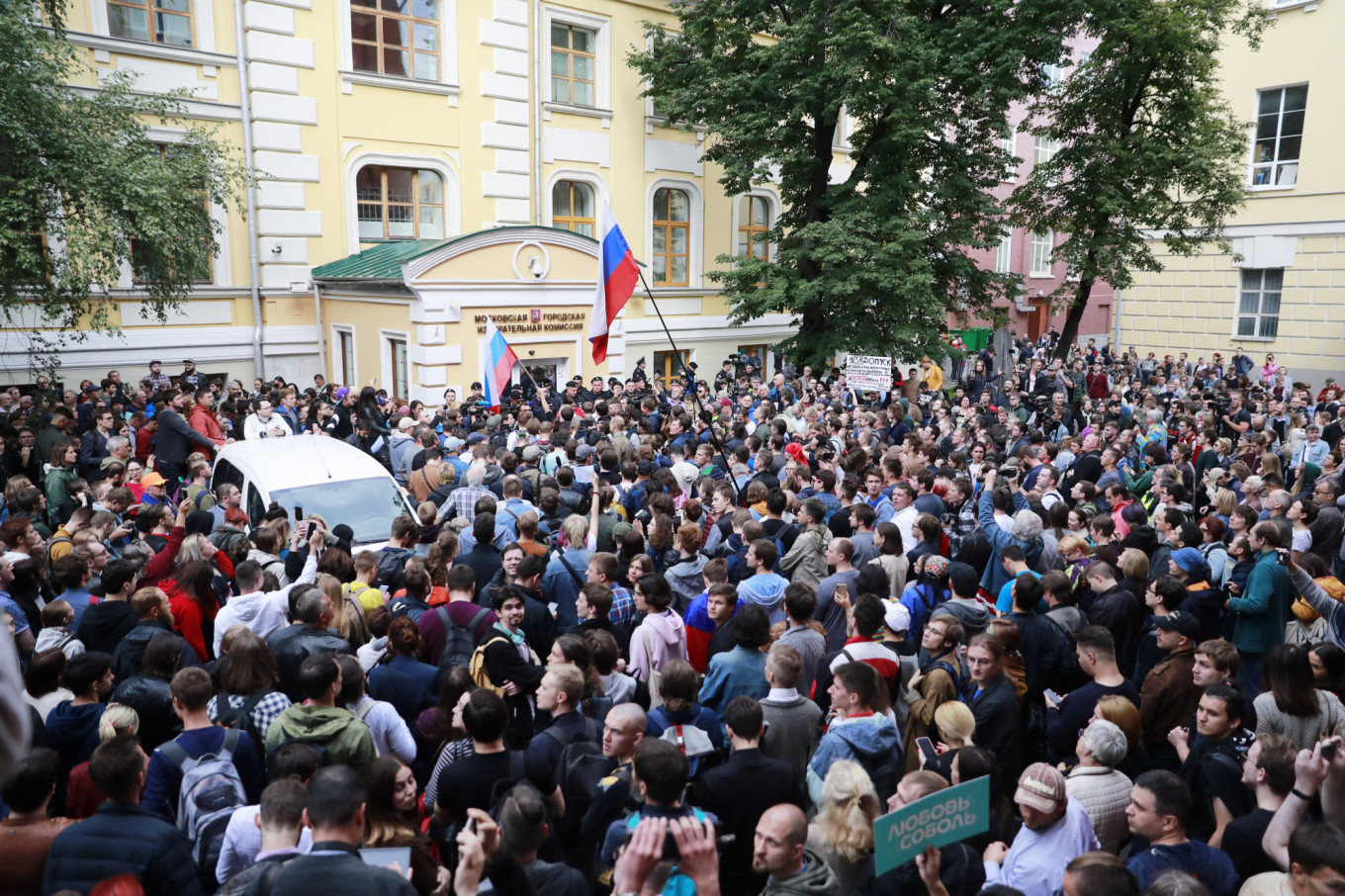 
					Police detained at least 38 outside Moscow's election commission building on Sunday evening. 					 					Sergei Fadeichev / TASS				