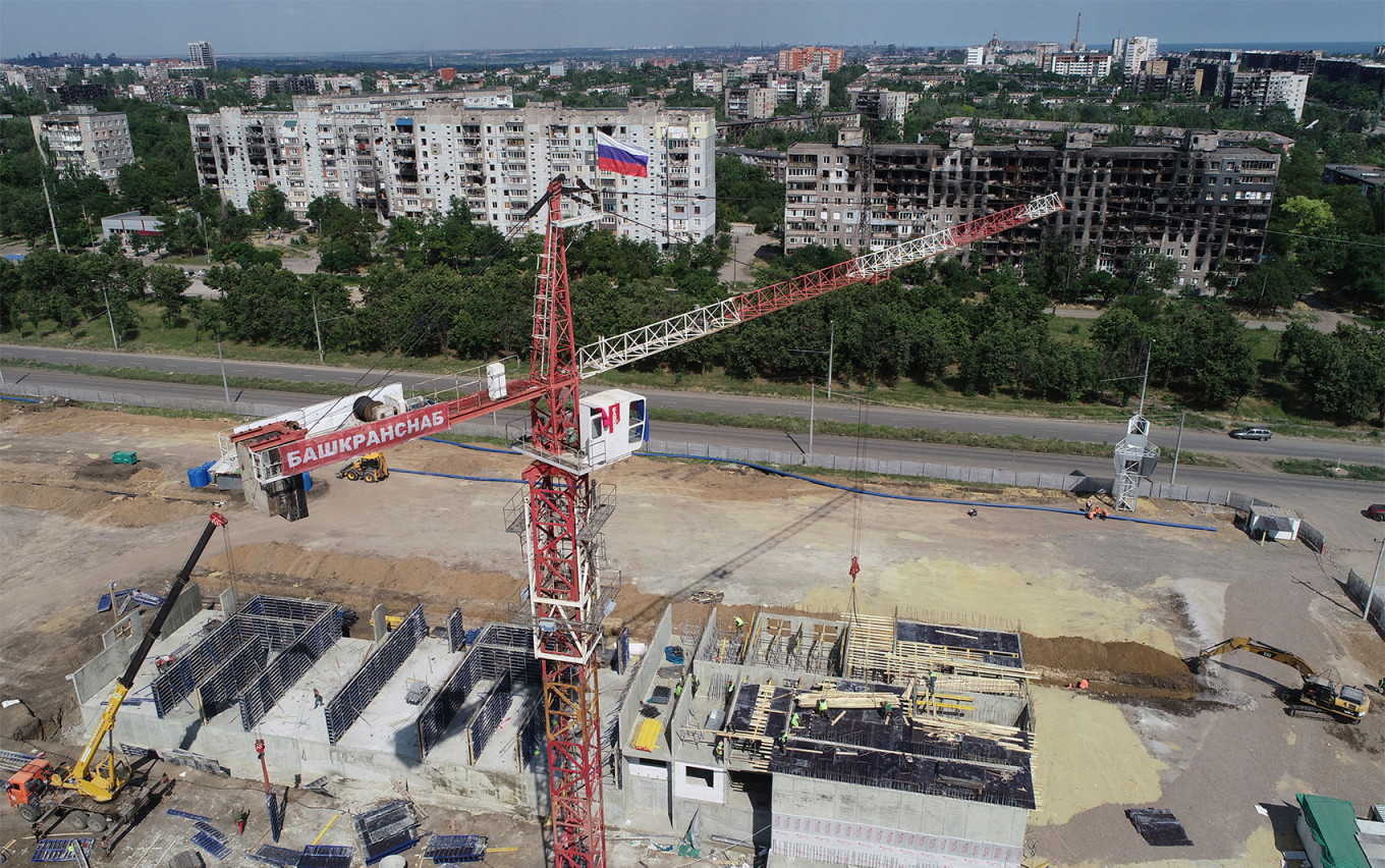 
					An apartment block being constructed by the Russian Defense Ministry in Mariupol. 					 					Yegor Aleyev / TASS				