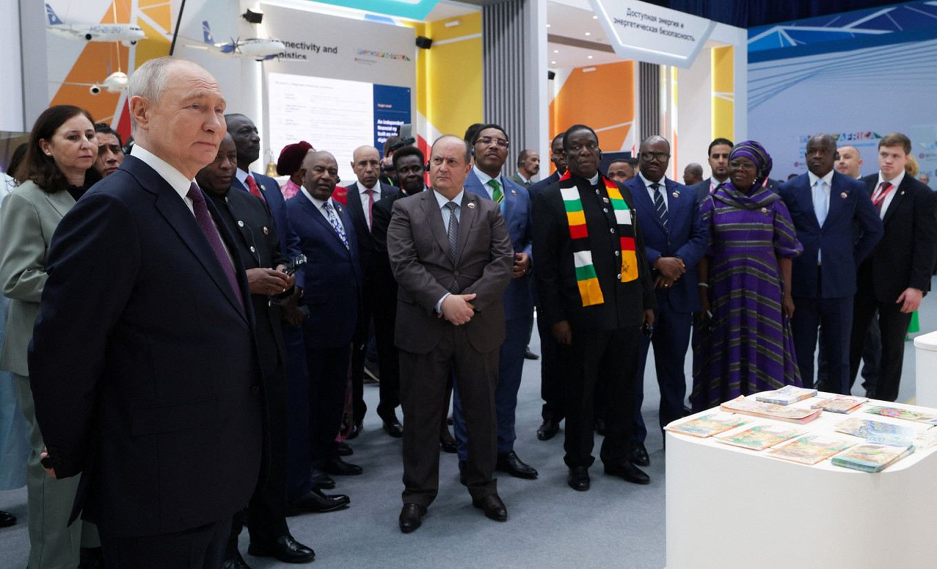 
					Vladimir Putin and African leaders tour an exhibition showcasing advanced Russian solutions in key economic and social sectors.					 					Sputnik / Gavriil Grigorov / Pool via REUTERS				