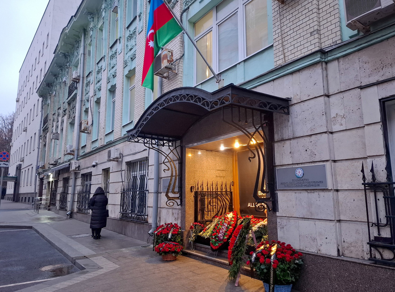 
					Flowers in front of the Azerbaijani Embassy in Moscow in memory of the dead passengers of Azerbaijan Airlines plane.					 					Moskva News Agency				