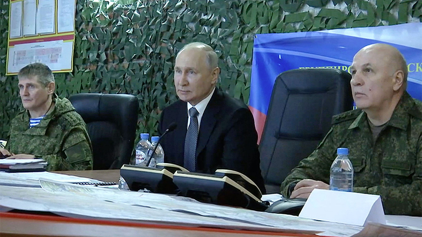 
					Putin speaking with generals in Russian-occupied Ukraine. 					 					kremlin.ru				