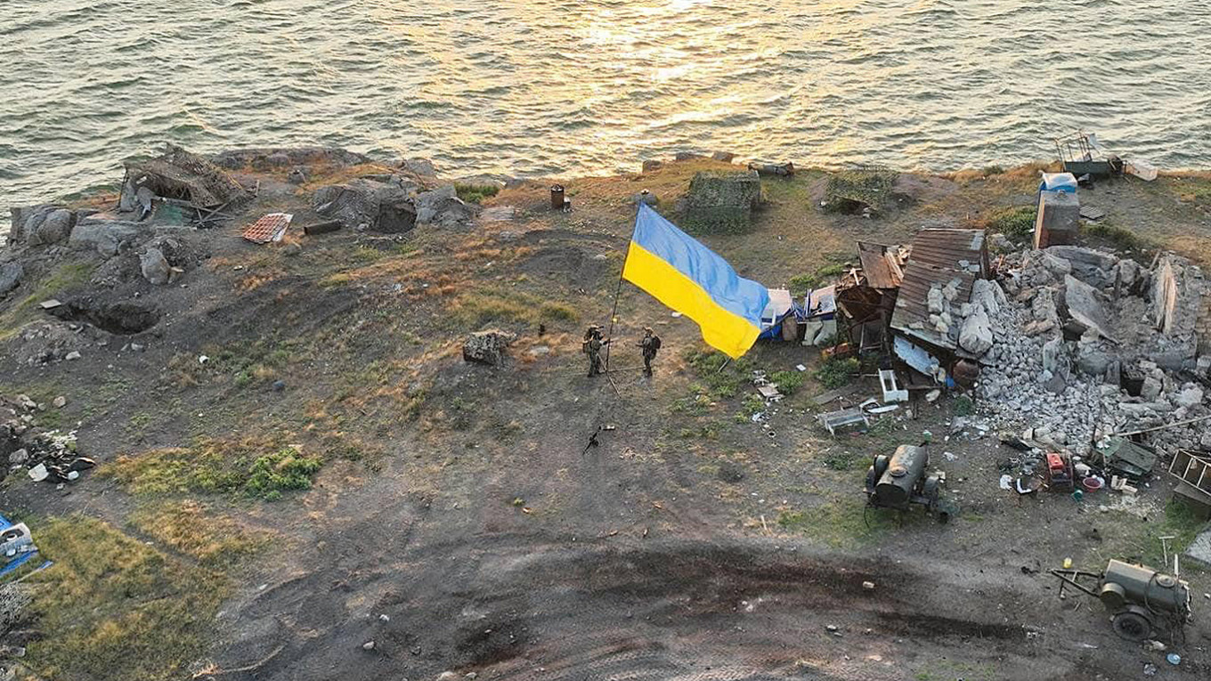 Fixing of Ukrainian flag on Snake Island, 7 July 2022. Dpsu.gov.ua (CC BY 4.0)