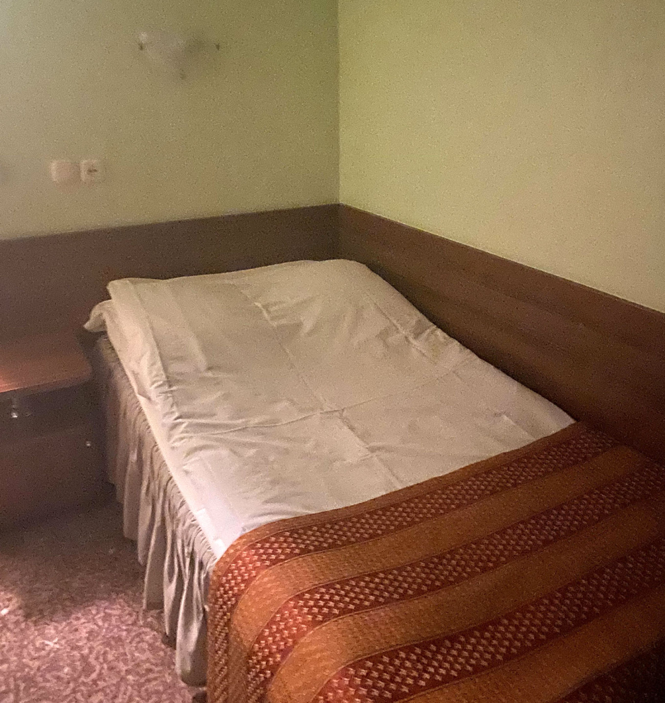 Migran membayar ribuan dolar untuk tinggal di kamar hotel standar seperti ini di Hotel Sputnik di Minsk.  Pyotr Sauer / MT