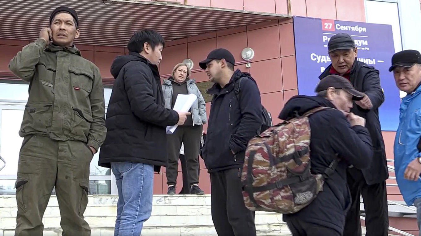 
					Conscription center in Yakutsk.					 					AP / TASS				